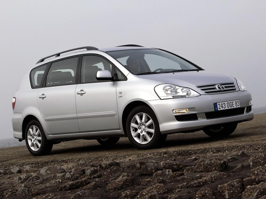  Toyota Avensis Verso 2003 года  (фото 18 из 25)